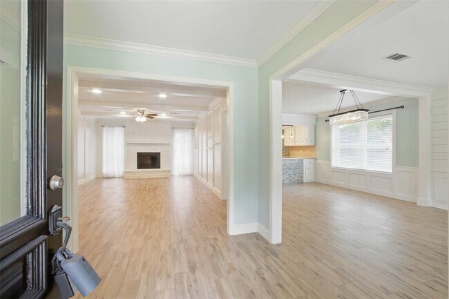 Building Photo - 1302 Dominion Dr