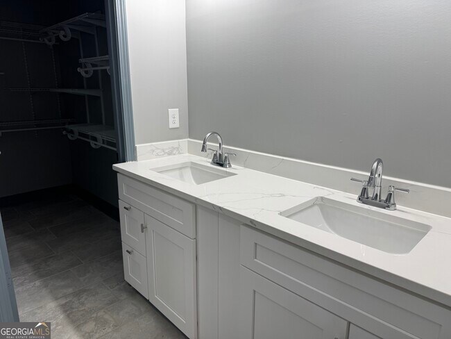 Building Photo - 1555 W Poplar St