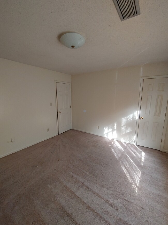 Foto del edificio - 1215 Westwood Dr