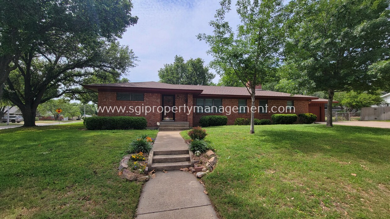 Primary Photo - Huge corner lot in Westcliff