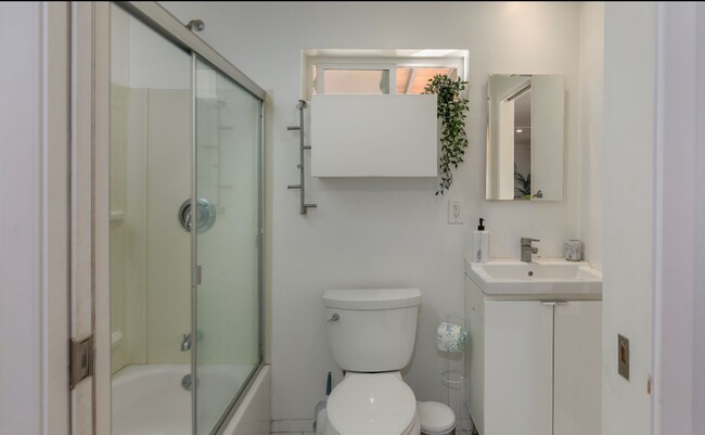 Building Photo - Fully Furnished + Stocked 2bed 1 bath Cent...