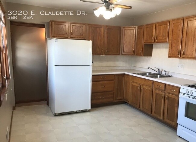 Building Photo - 3020 E Claudette Dr