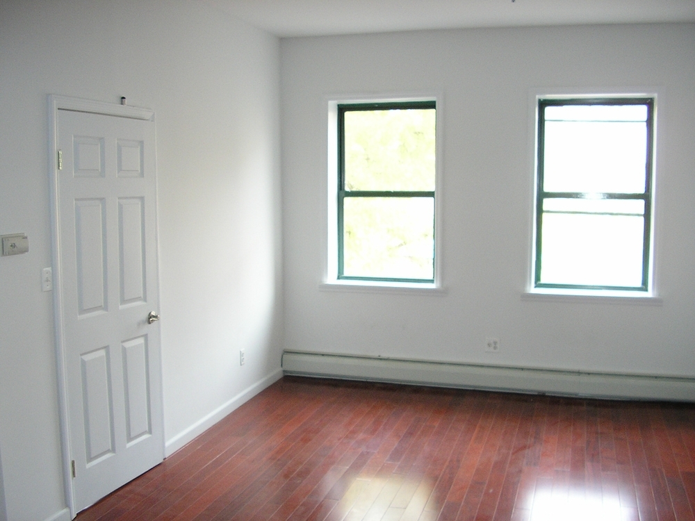 Foto del edificio - 222 Montrose Ave