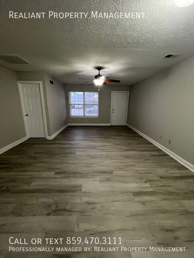 Building Photo - 1005 Pinoak Dr