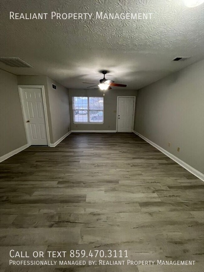 Foto del edificio - 1005 Pinoak Dr