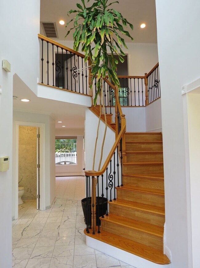 Building Photo - Mint 4 Bedroom 3.5 Bath