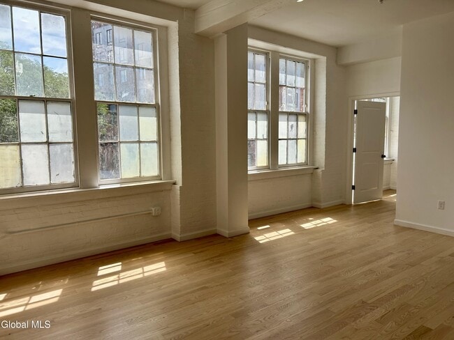 Building Photo - 155 River St