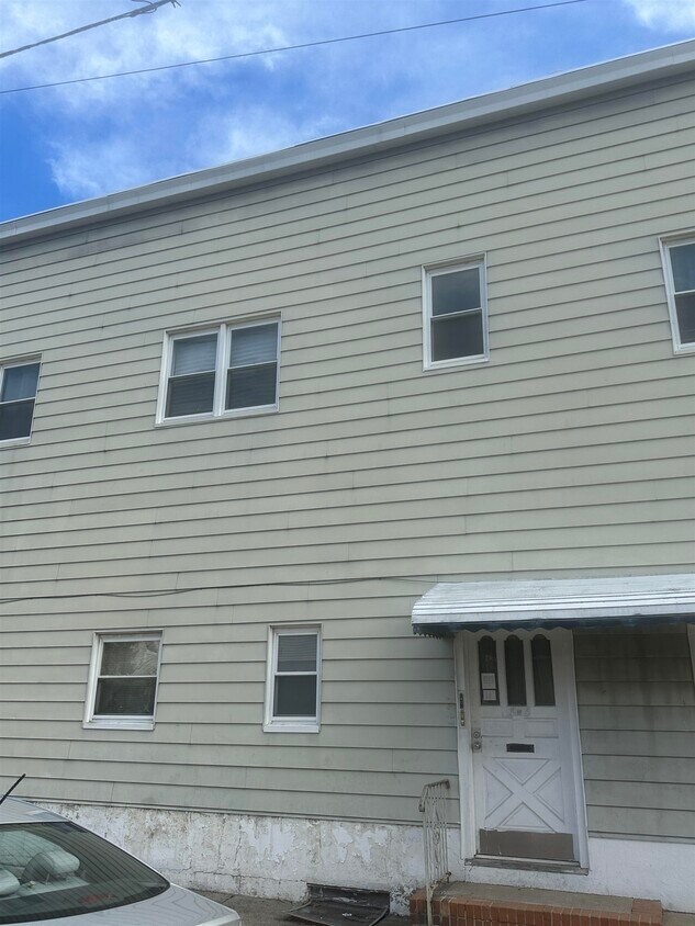 Foto principal - 118 W 3rd St