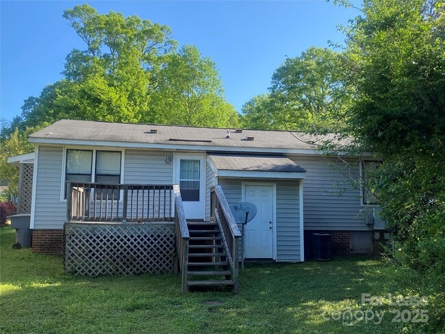 Building Photo - 2236 Laburnum Ave
