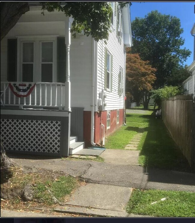 10 Lincoln Ave, Bristol, RI 02809 Apartments in Bristol, RI