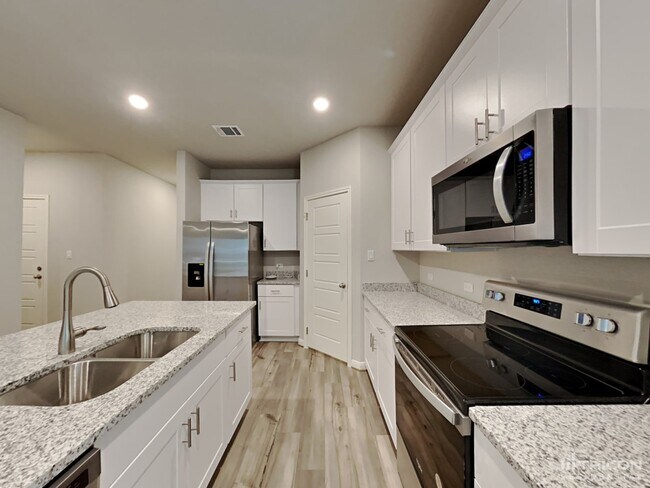 Foto del edificio - 13551 Paxton Blvd