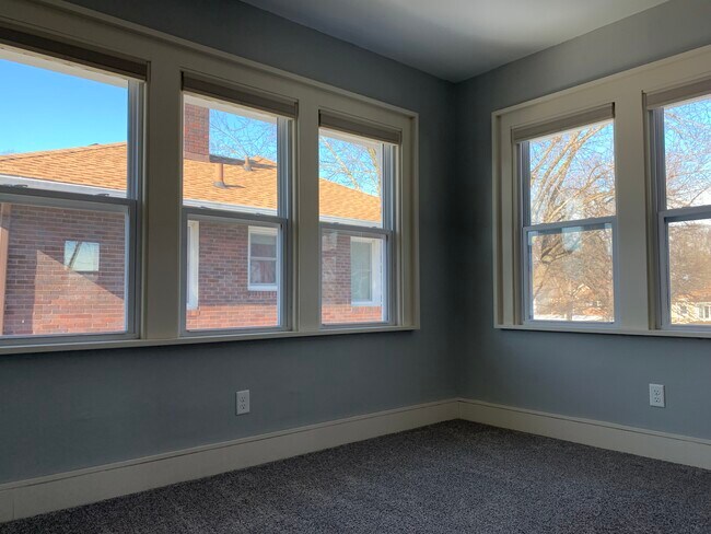 El segundo dormitorio está lleno de luz. - 4232 Urbandale Ave