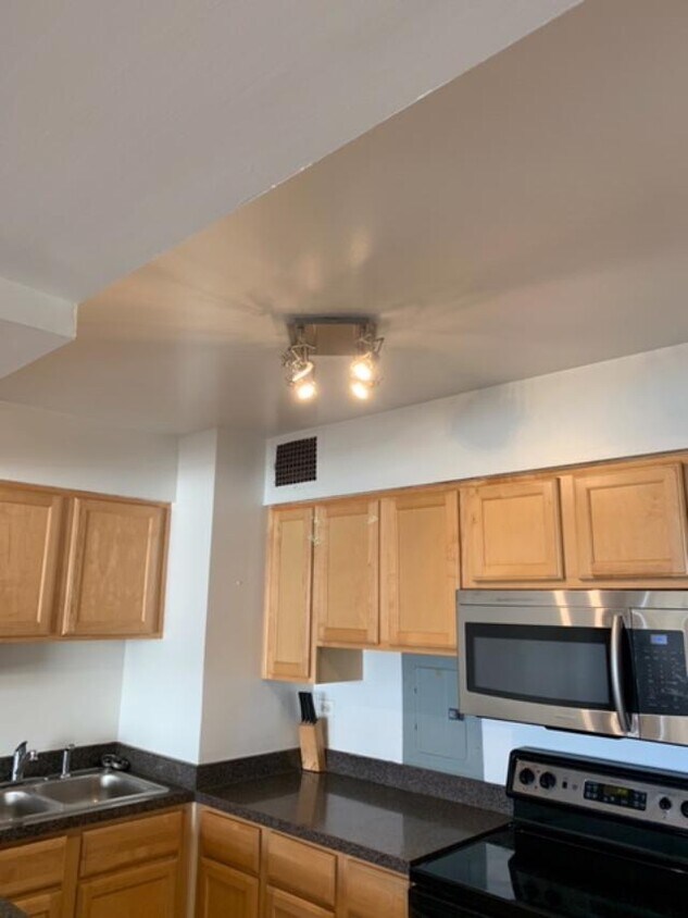 kitchen - 6030 N Sheridan Rd