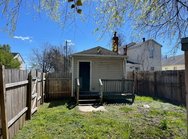 Building Photo - 2 bedroom house on Southside w Laundry HVAC