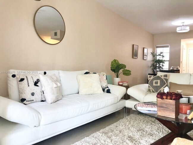 Foto del edificio - 2532 Centergate Dr