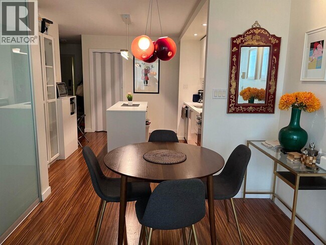 Photo du bâtiment - 328 E 11th Ave