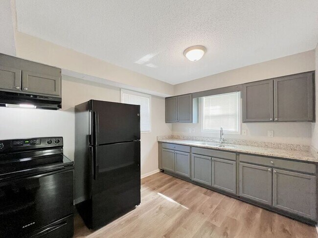 Foto del edificio - 6355 Forest Glen