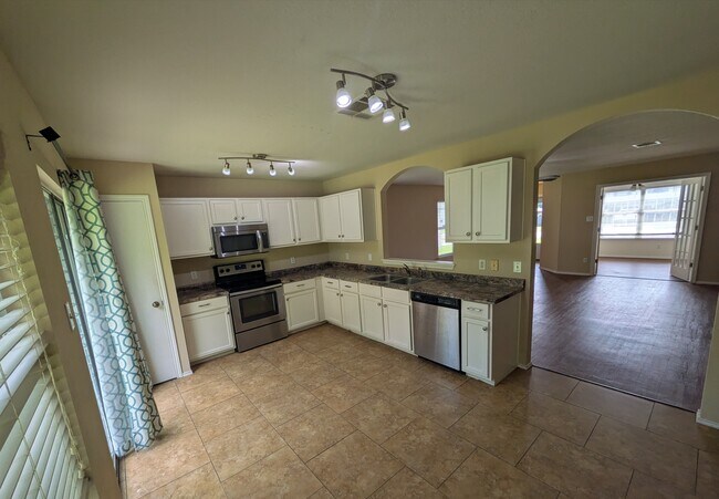 Building Photo - 133 Carolyns Way