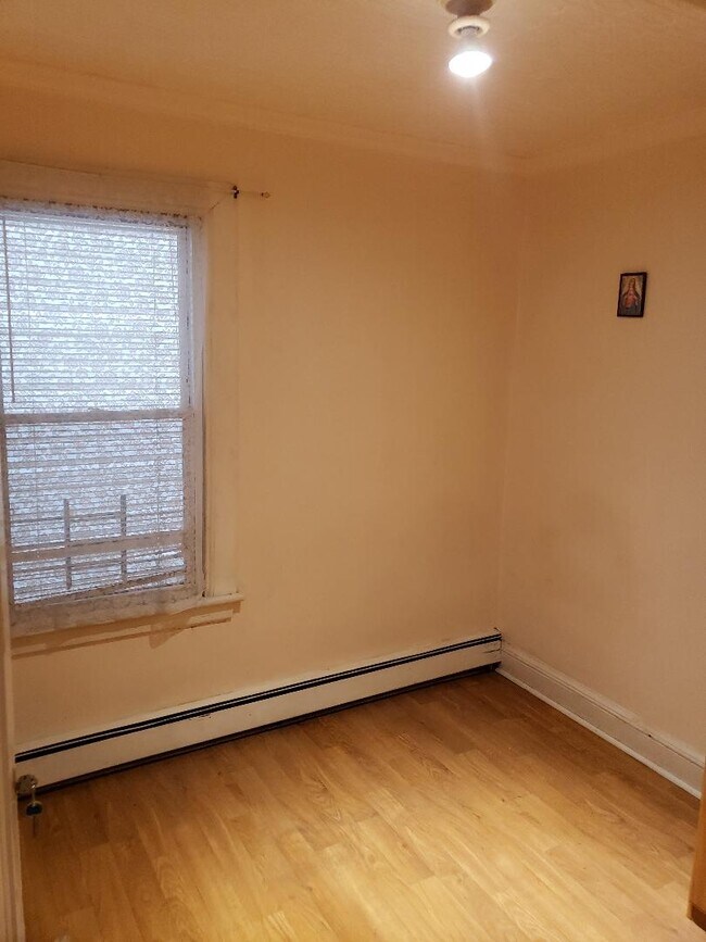 bed 2 - 76 Passaic St