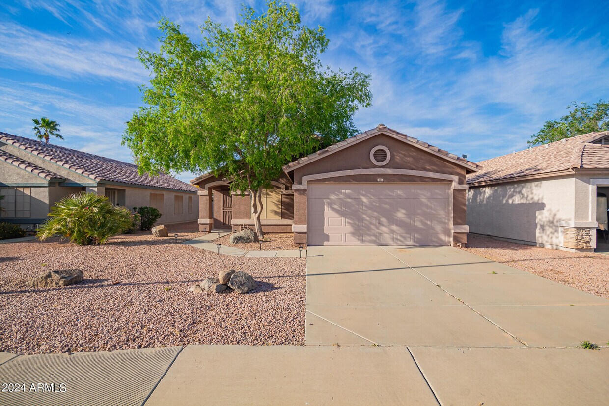 Foto principal - 14954 W Country Gables Dr