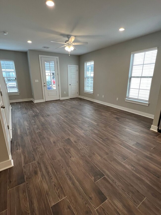Building Photo - 3-Bed / 2.5-Bath Beautiful Townhomes