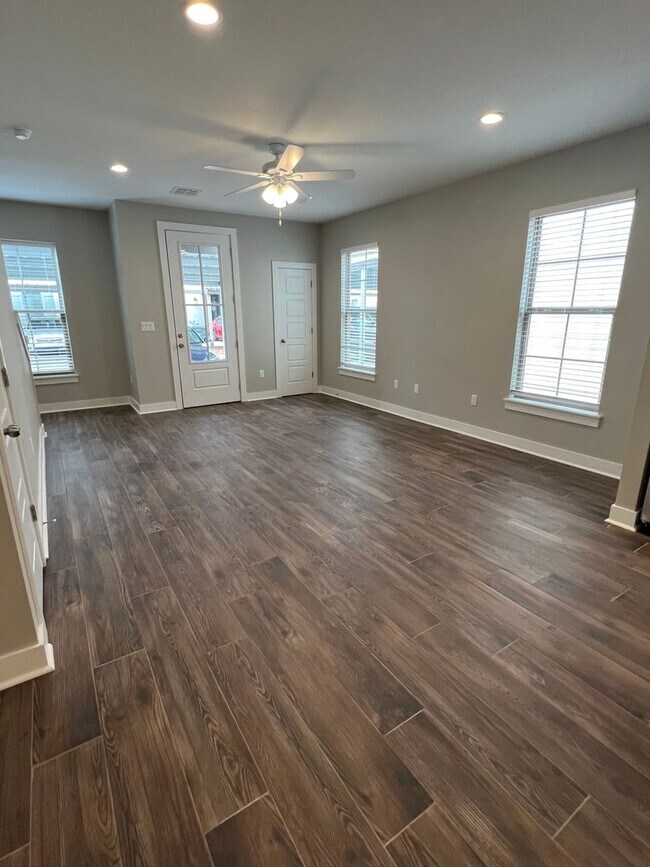 Foto del edificio - 3-Bed / 2.5-Bath Beautiful Townhomes