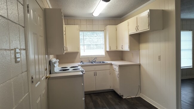 Building Photo - 3010 S Holly St