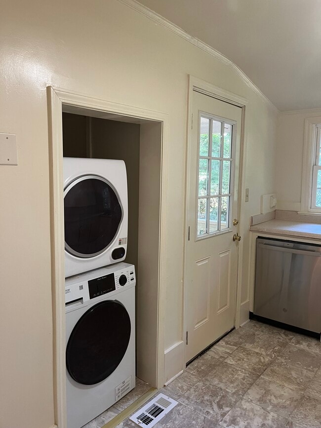 Foto del edificio - 295 Sycamore Dr