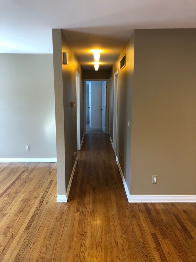 Building Photo - 458 Laprairie St