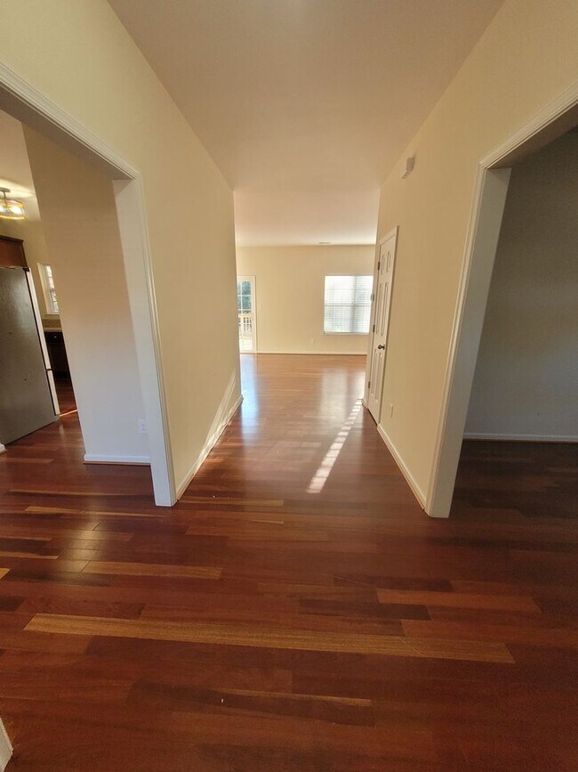 Foto del edificio - 8351 Thomas Jefferson Way