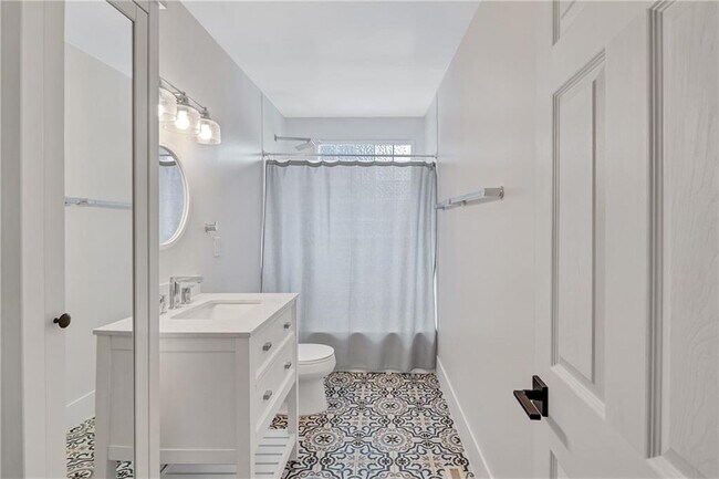 Foto del edificio - 5045 Chestnut Forest Ln