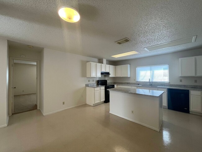 Foto del edificio - NICE 3 BDRM 2 BATH HOME * GREAT FLOOR PLAN...