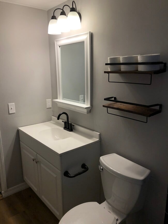 Building Photo - 907 N Osage Ave