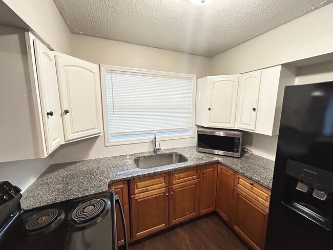 Foto del edificio - Beautiful 4 Bed, 2 Bath Home with Fenced i...