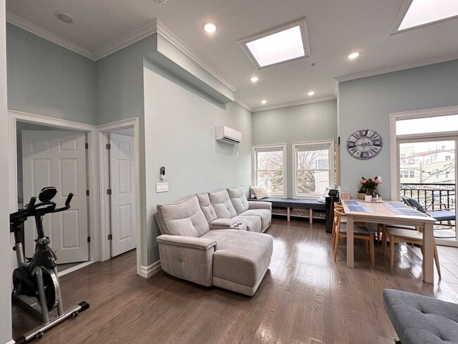 Building Photo - 37 Spruce St