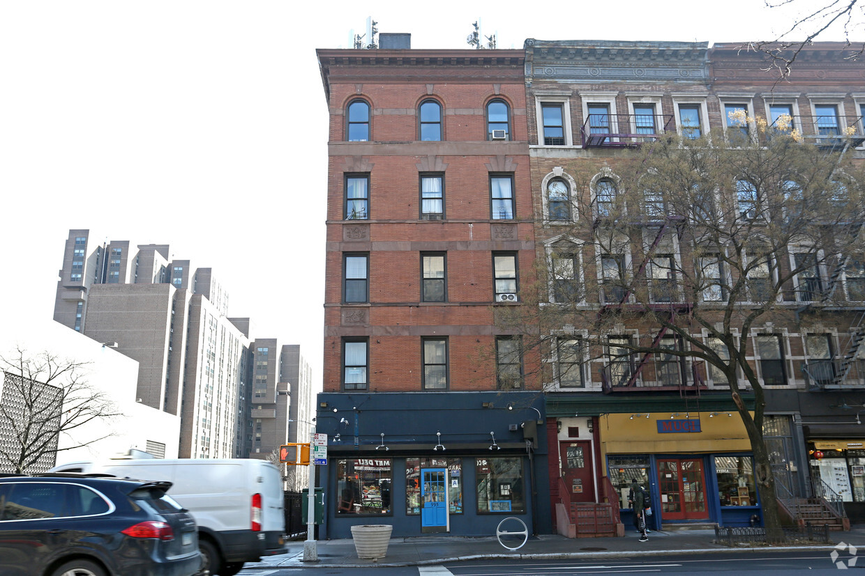 Building Photo - 174 W 109th St