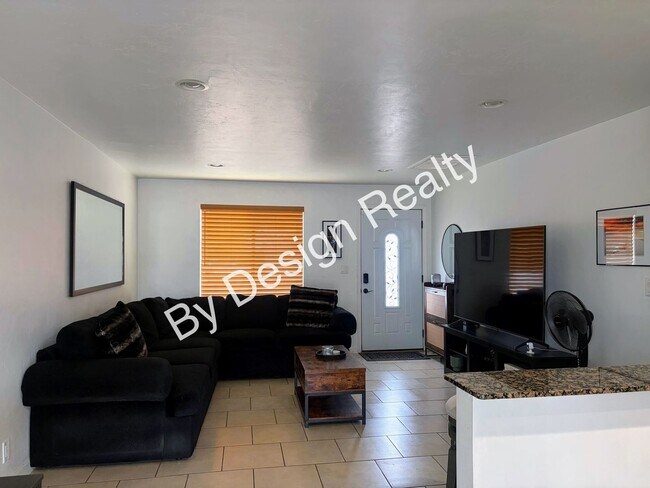 Building Photo - Updated 3 Bed 1 Bath Home with Huge Fenced Yard and Modern Kitchen