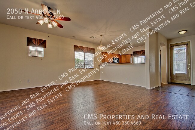 Foto del edificio - 2050 N Arbor Ln