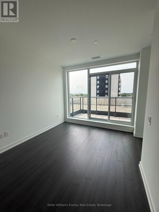 Photo du bâtiment - 4010 Eglinton Ave W