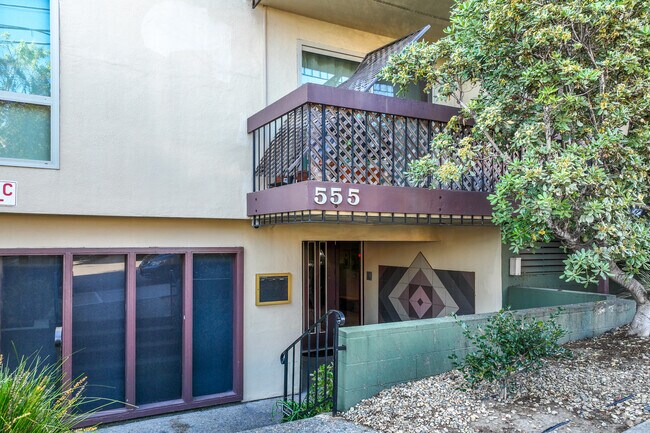 Entrada del edificio - 555 Jean St