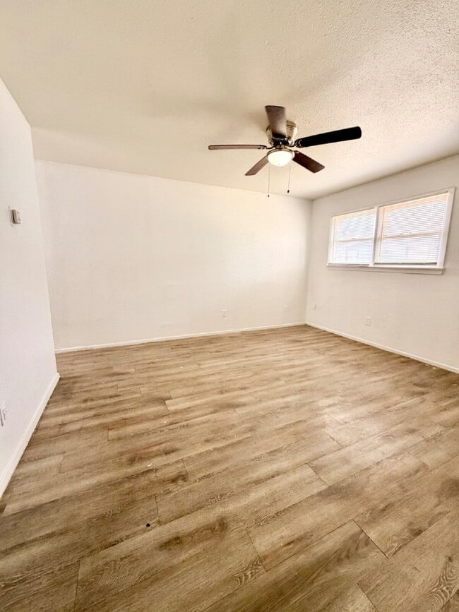 Building Photo - "Charming 2-Bed Oasis in Lubbock: Cozy Comfort at 529 42nd Street!"