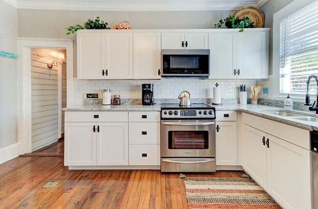 Foto del edificio - Gorgeous 1920 Bungalow for Rent! Furnished...
