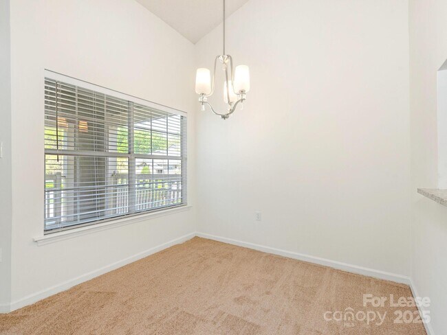 Foto del edificio - 5011 Sharon Rd