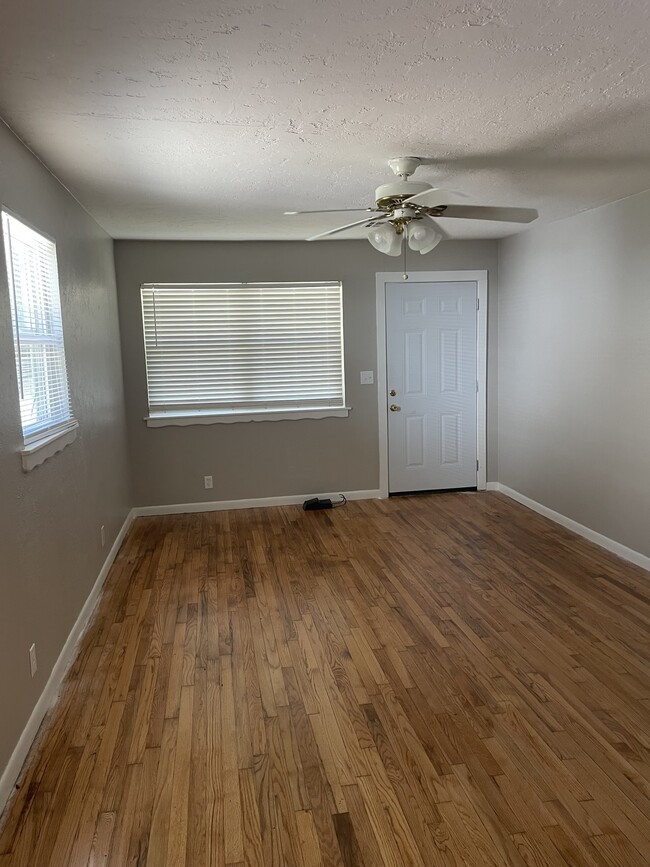 Building Photo - 900 N University Blvd