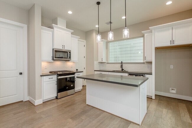 Foto del edificio - 1439 W 25th St