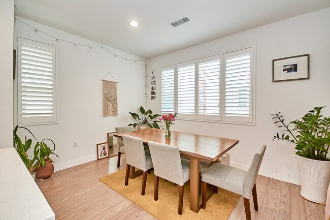 Foto del edificio - 9914 Artesia Blvd