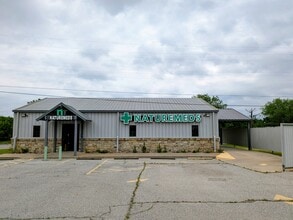Building Photo - 1106 S Commerce St