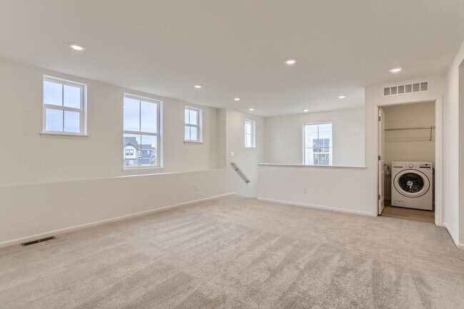 Foto del edificio - Beautiful Single Family Home with state-of-the-art modern finishes throughout. Mountain Views- 2 ...