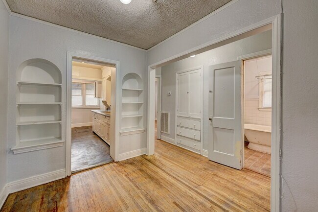 Foto del edificio - Beautiful half duplex available September in the Pearl District!