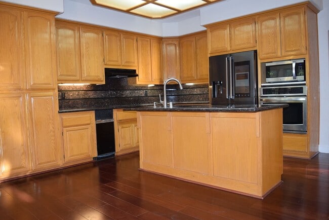 Building Photo - 303 Ironwood Cir